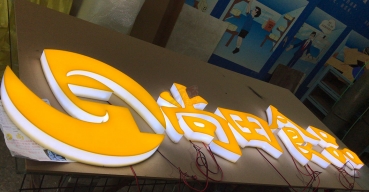 什么是亚克力通体发光字？